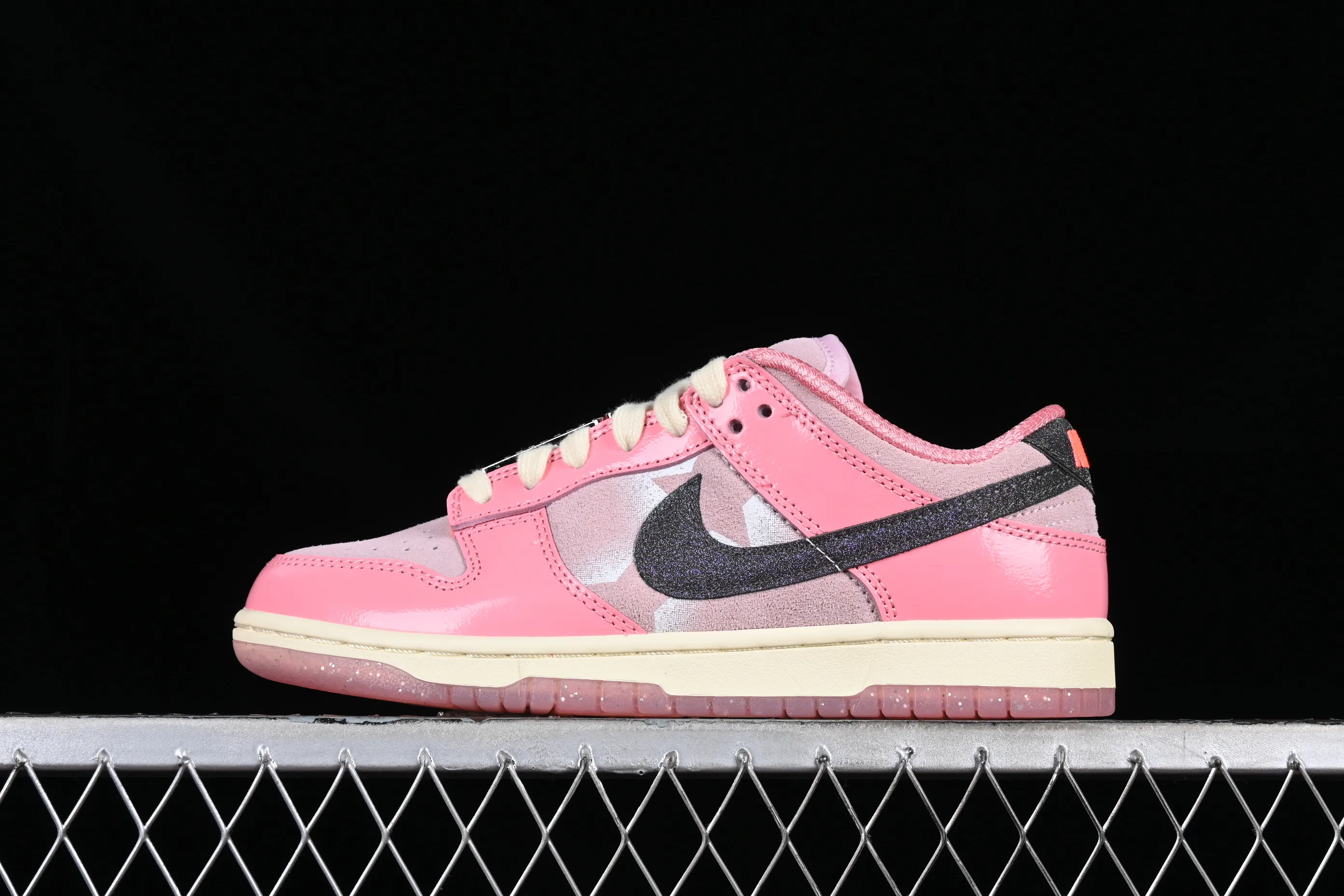 All categories Nk SB Dunk series Nk SB Dunk Low low-top sneakers C version Nk Dunk Low "Barbie" Barbie SB low-top sports and leisure sneakers FN8927-621
